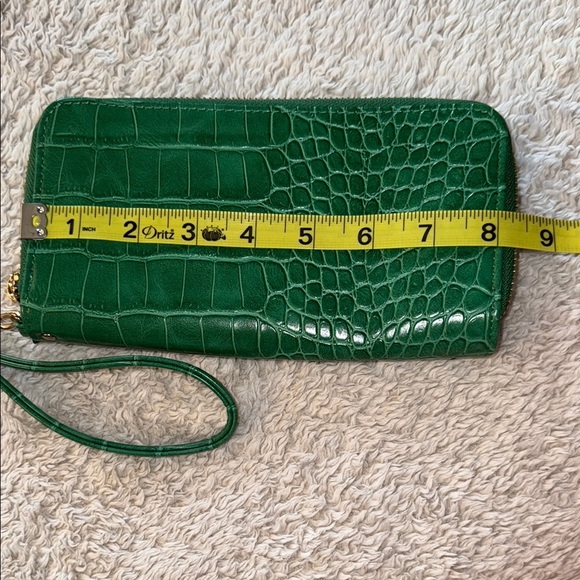 π π A New Day Emerald Green Crocodile-Textured Wallet - Picture 2 of 11
